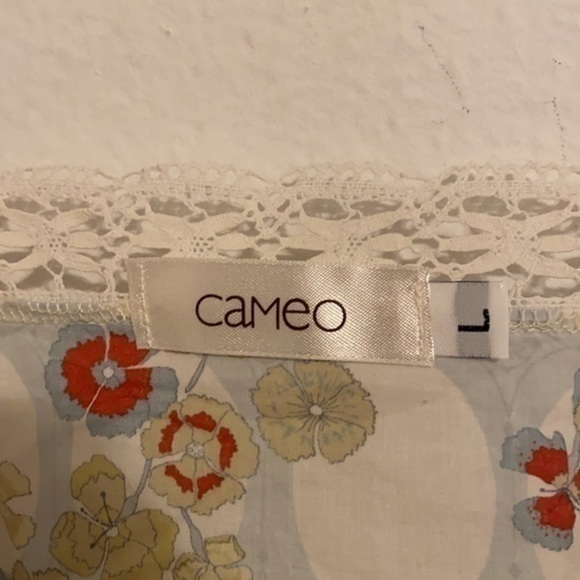 CAMEO WHITE FLORAL SLEEVELESS BLOUSE SIZE LARGE - Picture 2 of 3